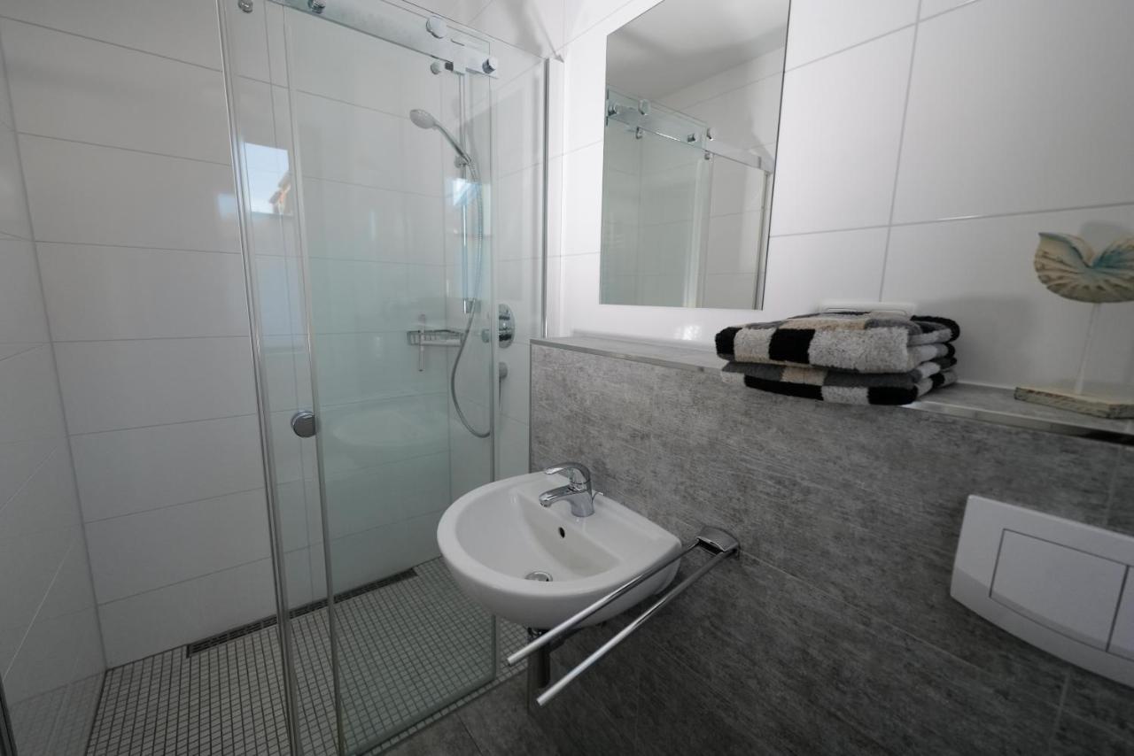 Ostseelagune Zingst, Exklusive Dhh, Strandnah, Sauna, Kamin, 3 Sz, 2 Baeder, Glasfaser, Haustierfrei, Garten Mit Suedterrasse, E-Ladesaeule, 2 Stellplaetze, Strandkorb, Fahrradschuppen, Waschmaschine, Trockner, Nichtraucher Exterior photo