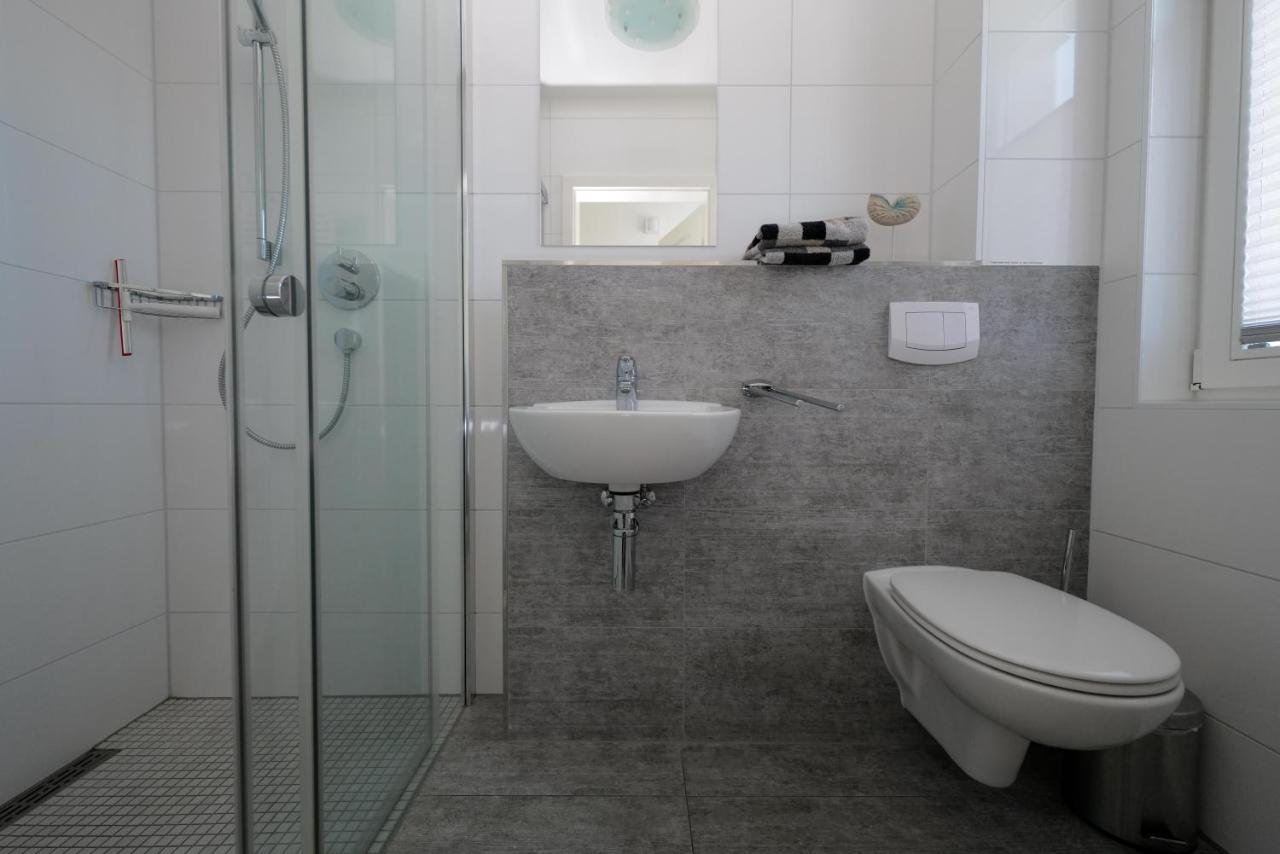 Ostseelagune Zingst, Exklusive Dhh, Strandnah, Sauna, Kamin, 3 Sz, 2 Baeder, Glasfaser, Haustierfrei, Garten Mit Suedterrasse, E-Ladesaeule, 2 Stellplaetze, Strandkorb, Fahrradschuppen, Waschmaschine, Trockner, Nichtraucher Exterior photo