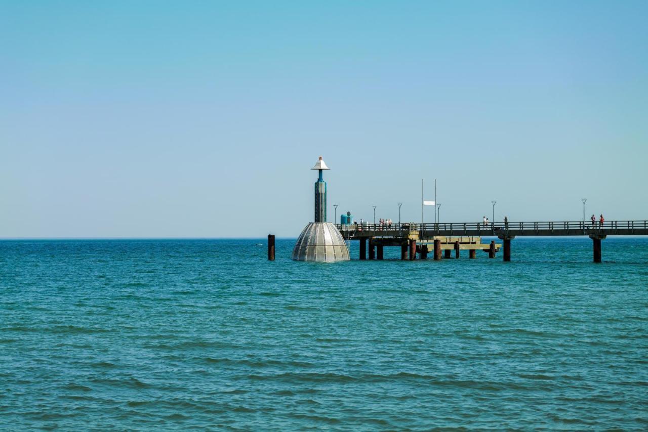 Ostseelagune Zingst, Exklusive Dhh, Strandnah, Sauna, Kamin, 3 Sz, 2 Baeder, Glasfaser, Haustierfrei, Garten Mit Suedterrasse, E-Ladesaeule, 2 Stellplaetze, Strandkorb, Fahrradschuppen, Waschmaschine, Trockner, Nichtraucher Exterior photo