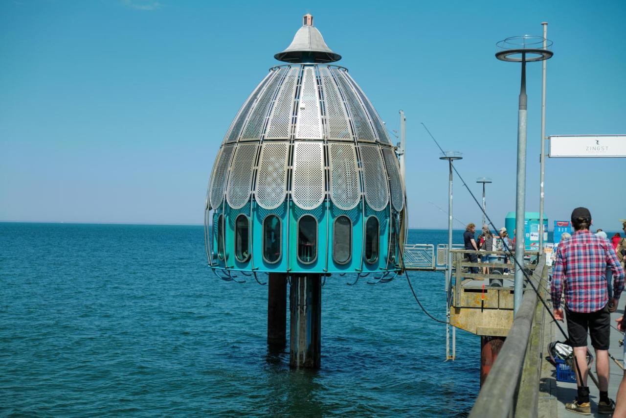 Ostseelagune Zingst, Exklusive Dhh, Strandnah, Sauna, Kamin, 3 Sz, 2 Baeder, Glasfaser, Haustierfrei, Garten Mit Suedterrasse, E-Ladesaeule, 2 Stellplaetze, Strandkorb, Fahrradschuppen, Waschmaschine, Trockner, Nichtraucher Exterior photo