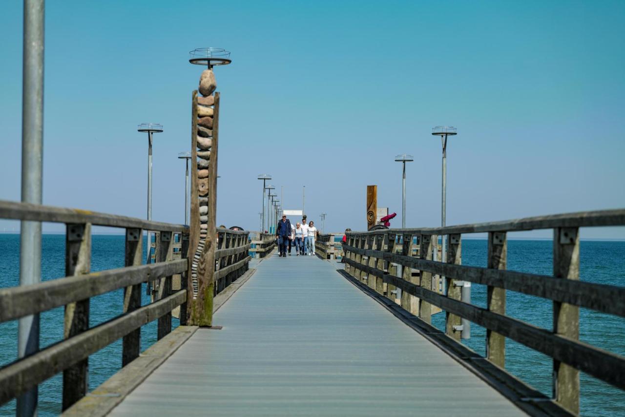 Ostseelagune Zingst, Exklusive Dhh, Strandnah, Sauna, Kamin, 3 Sz, 2 Baeder, Glasfaser, Haustierfrei, Garten Mit Suedterrasse, E-Ladesaeule, 2 Stellplaetze, Strandkorb, Fahrradschuppen, Waschmaschine, Trockner, Nichtraucher Exterior photo